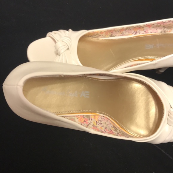 Warm white American Eagle bow kitten heel pumps - Picture 4 of 5